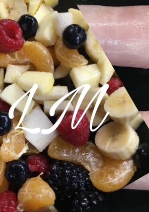 Foto principal de Rollitos de jamón cocido y huevo hilado, con acompañamiento de ensalada de fruta