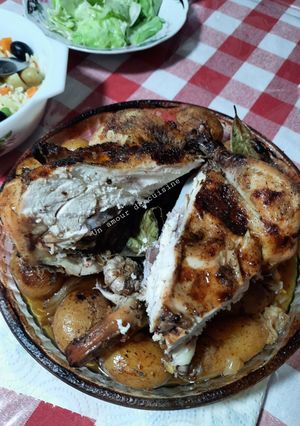 Une photo de Poulet et pommes de terre fondantes rôtis aux herbes de Provence et huile d'olive 🍴