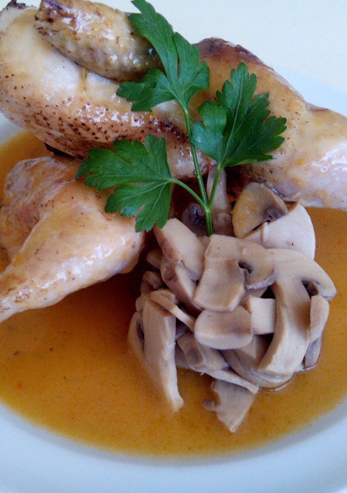Una foto de Pollo Picantón asado con salsa y champiñones