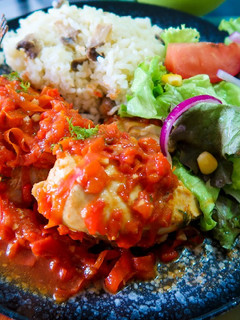 Una foto de Pollo en salsa de pimentones rojos 🍗🍗🍗