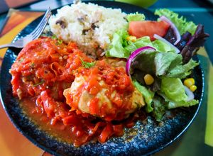 Una foto de Pollo en salsa de pimentones rojos 🍗🍗🍗