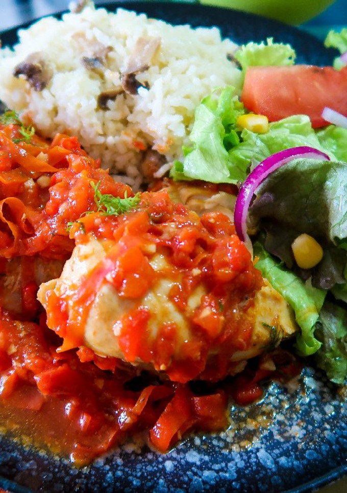 Una foto de Pollo en salsa de pimentones rojos 🍗🍗🍗