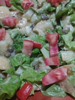 Una foto de Ensalada diferente con aderezo tipo César casero