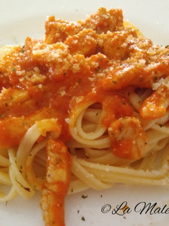 Una foto de Tallarines con salsa de pollo y almendras