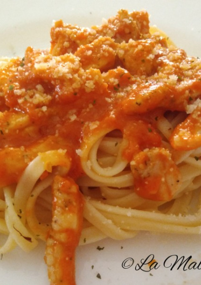 Una foto de Tallarines con salsa de pollo y almendras