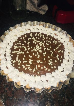 Una foto de Tarta de dulce de leche con chips de chocolate blanco