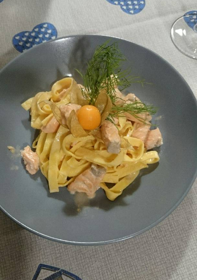 Una foto de Tagliatelle al salmone e vodka