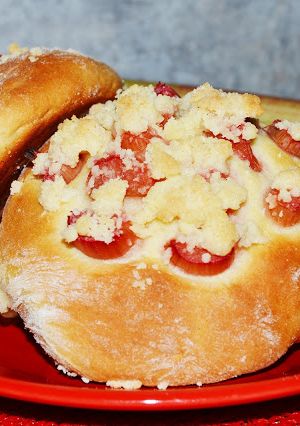 Zdjęcie przepisu Bułeczki drożdżowe (drożdżówki) z rabarbarem.