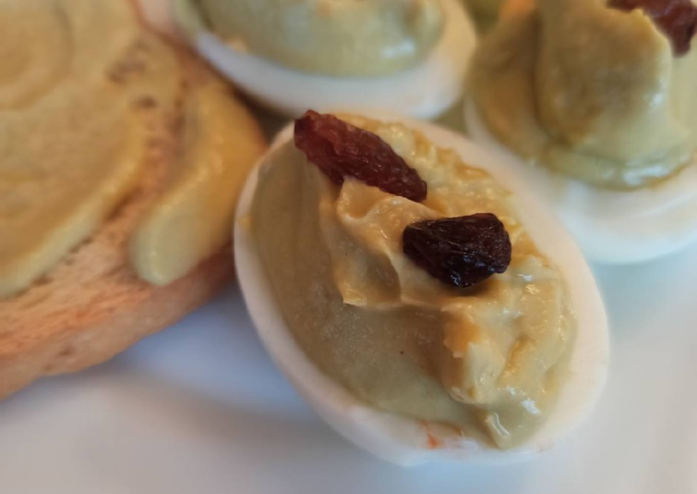 Huevos rellenos con aguacate