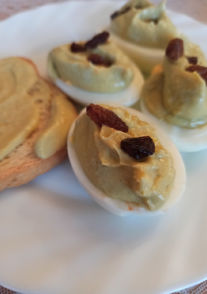 Una foto de Huevos rellenos con aguacate