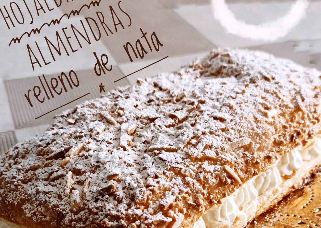 Hojaldre con almendras relleno de nata