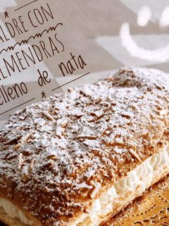 Una foto de Hojaldre con almendras relleno de nata