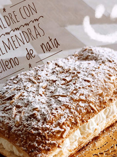 Una foto de Hojaldre con almendras relleno de nata