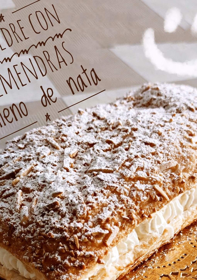 Una foto de Hojaldre con almendras relleno de nata