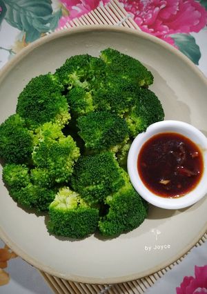 Hình của món Bông cải xanh hấp chấm sốt cay.