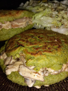Una foto de Arepas de espinacas y garbanzos rellenas de champiñones