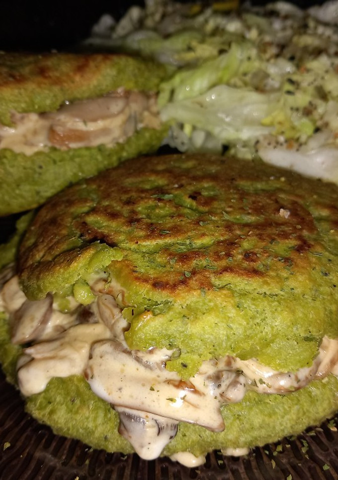 Una foto de Arepas de espinacas y garbanzos rellenas de champiñones