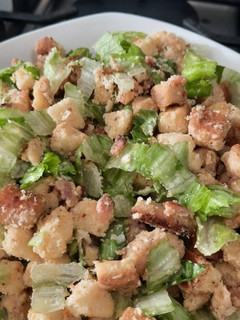 Una foto de Ensalada César con pollo