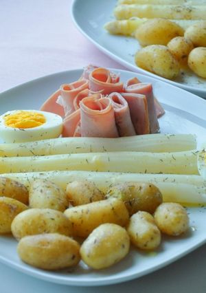 Una foto de Plato con espárragos blancos
