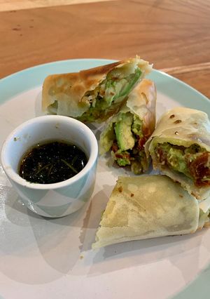 Une photo de Avocado egg rolls 🥑