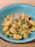 Gnocchi con setas en salsa de trufa al camembert