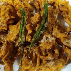 A picture of Kanda Bhajiya.