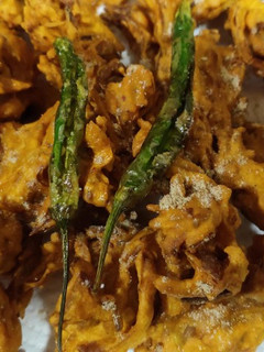 A picture of Kanda Bhajiya.
