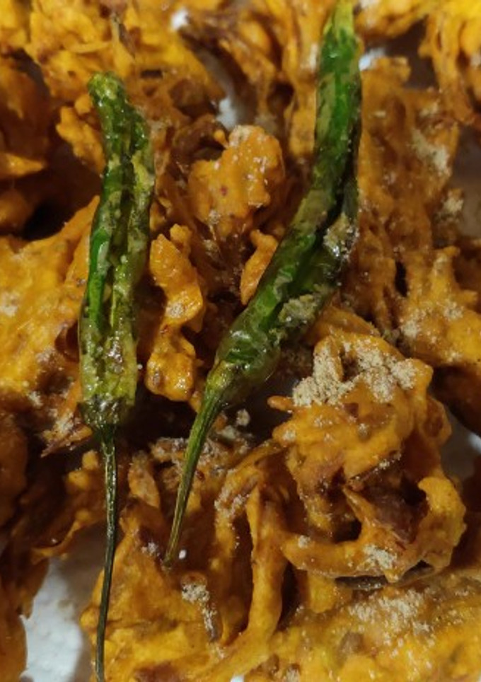 A picture of Kanda Bhajiya.