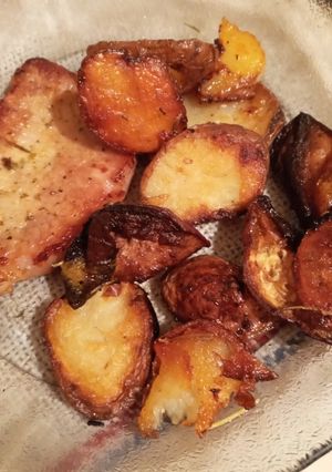Una foto de Bife de peceto a la mostaza, romero, limón, papas y boniatos !!
