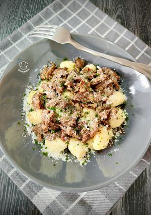 Una foto de Ñoquis de patata con carrillada trufada y parmesano