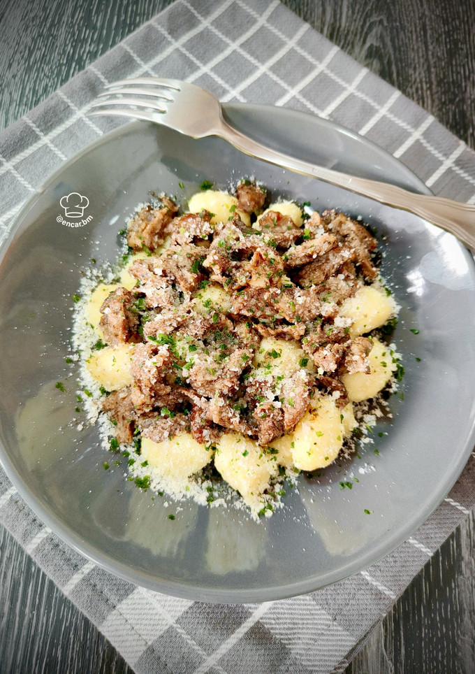 Una foto de Ñoquis de patata con carrillada trufada y parmesano