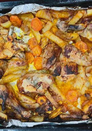 Foto di Pollo al forno con patate, carote e cipolle