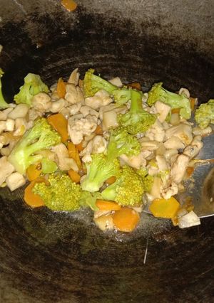 Foto resep MPASI 16 M (Tumis ayam 🐔jamur 🍄 pake brokoli dan wortel 🥕 🥕)