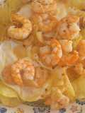 Patatas chips con huevos fritos y gambas al ajillo