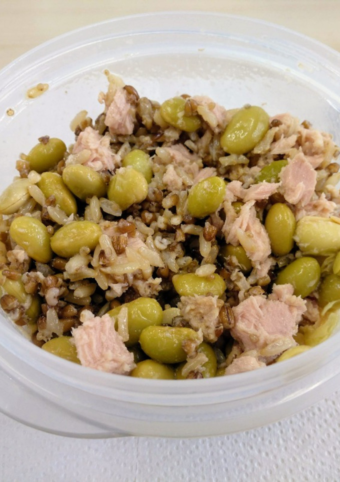 Una foto de Arroz integral con quinoa, edamame y atún