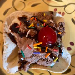 BANANA SPLIT STAND 'N STUFF DESSERT TACOS A picture of BANANA SPLIT STAND 'N STUFF DESSERT TACOS.
