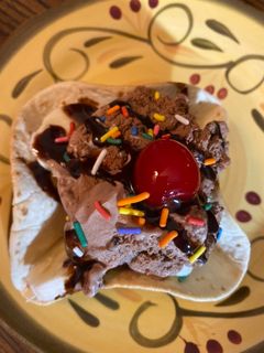 A picture of BANANA SPLIT STAND 'N STUFF DESSERT TACOS.