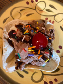 A picture of BANANA SPLIT STAND 'N STUFF DESSERT TACOS.