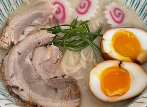 รูปของ ไข่ต้มราเมน และหมูชาชู
