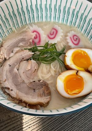 รูปของ ไข่ต้มราเมน และหมูชาชู