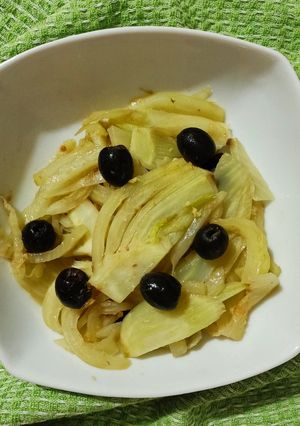 Foto di Finocchi in padella con alici e olive