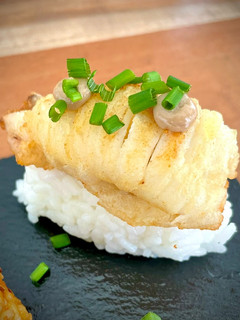 Una foto de Sushi Ibérico: Nigiri chipirón frito