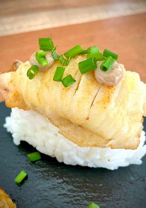 Una foto de Sushi Ibérico: Nigiri chipirón frito