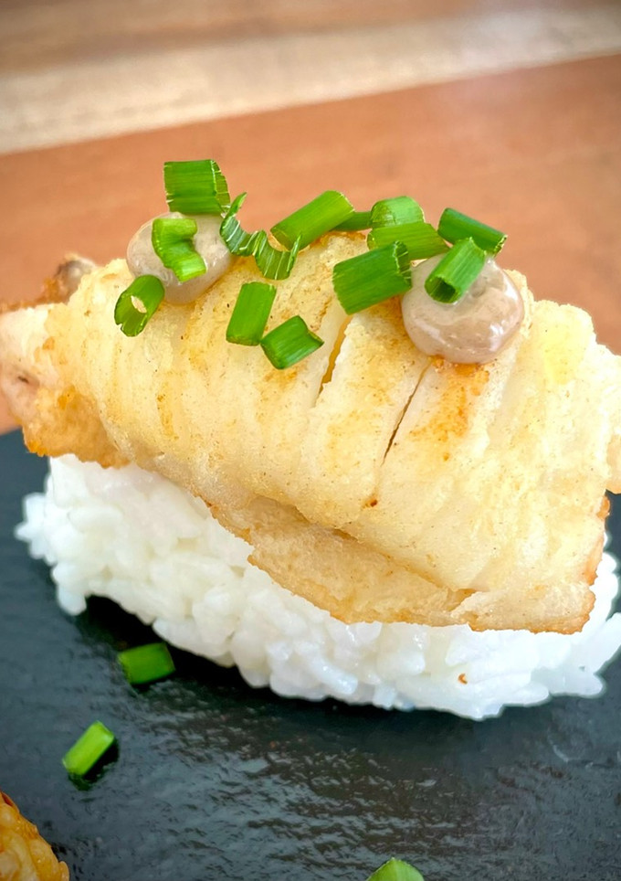 Una foto de Sushi Ibérico: Nigiri chipirón frito