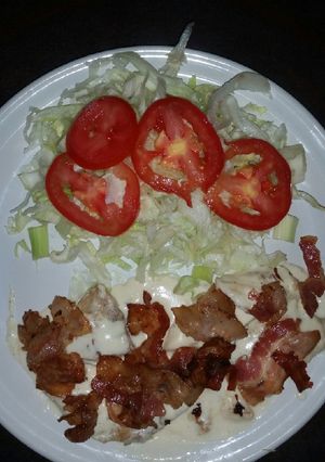 Una foto de Pechuga de pollo en salsa de queso