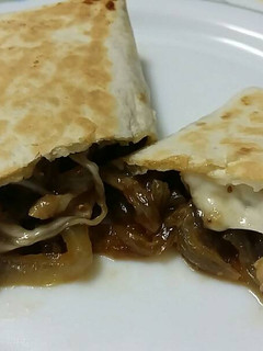 Una foto de Burritos de secreto ibérico, cebolla caramelizada y mozzarela 🌯