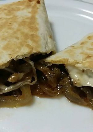 Una foto de Burritos de secreto ibérico, cebolla caramelizada y mozzarela 🌯