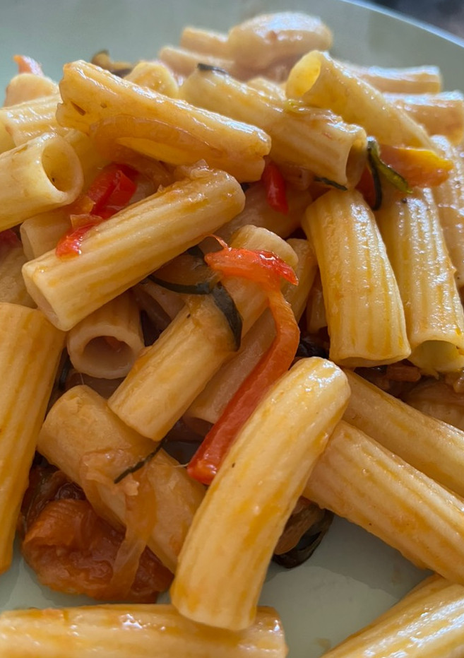 Una foto de Macarrones con verduras