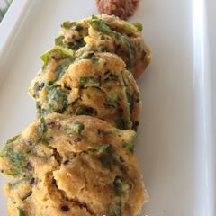 A picture of Oats Idli with pearl onion chutney.