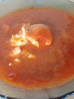 Una foto de Huevos ahogados (en salsa de tomate)